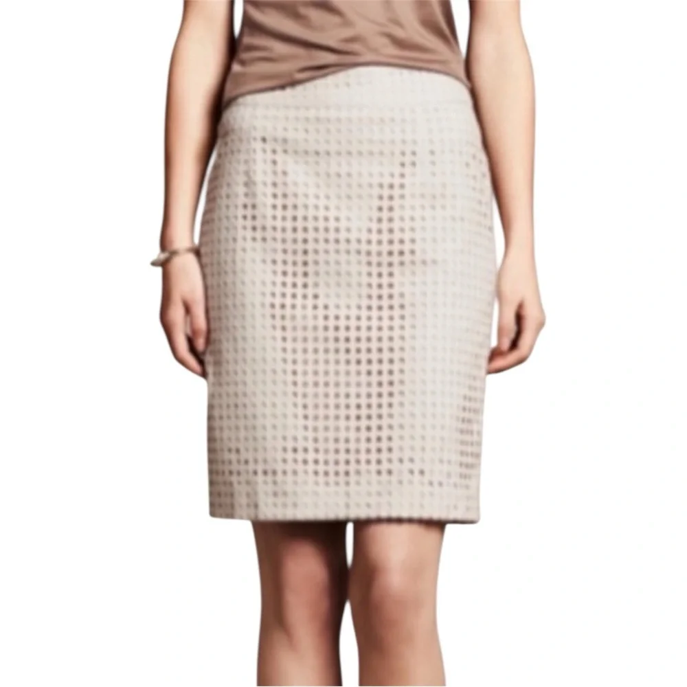 Banana Republic Size 2 Tan Eyelet Pencil Skirt Embellished Knee-Length